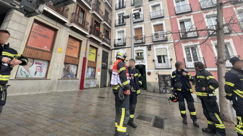 Bomberos del Ayuntamiento de Madrid en la Cuesta de Santo Domingo, este jueves.