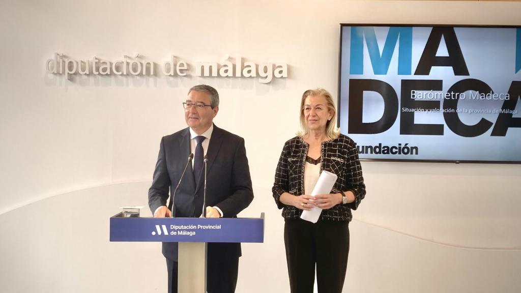 El presidente de la Diputación de Málaga,  Francisco Salado, y la vicepresidenta Mª Francisca Caracuel, durante la presentación del Barómetro.