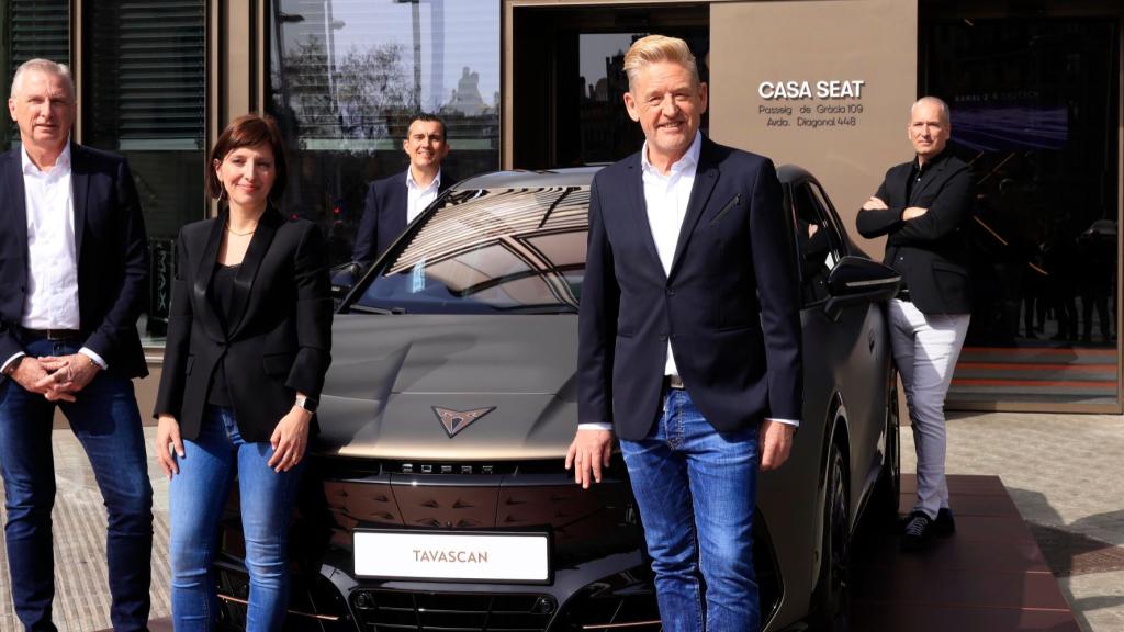 Wayne Griffiths CEO de Seat y Cupra junto con otros directivos en Barcelona.