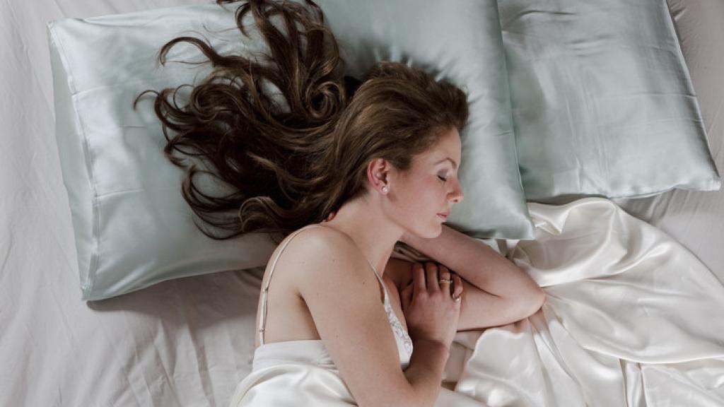 Una almohada de seda puede eliminar arrugas y mejorar el aspecto de nuestro pelo.
