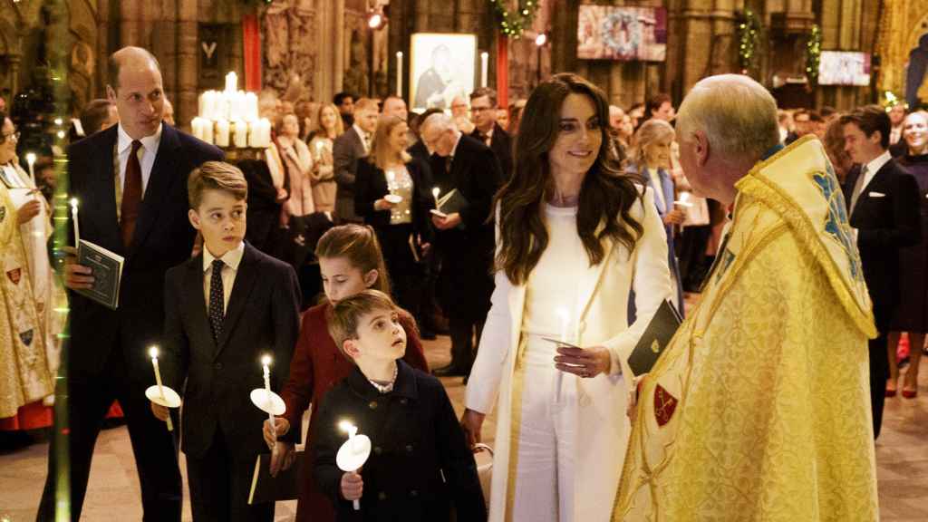 El Príncipe de Gales, el Príncipe George, la Princesa Charlotte, el Príncipe Louis y la Princesa de Gales durante el servicio navideño en la Abadía de Westminster en Londres.