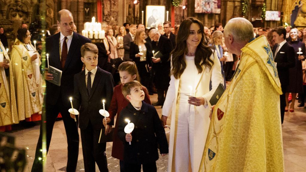 El Príncipe de Gales, el Príncipe George, la Princesa Charlotte, el Príncipe Louis y la Princesa de Gales durante el servicio navideño en la Abadía de Westminster en Londres.