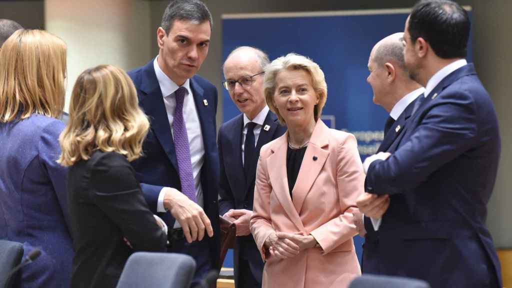 El presidente del Gobierno, Pedro Sánchez, y la presidenta de la Comisión, Ursula von der Leyen, durante el Consejo Europeo en Bruselas.