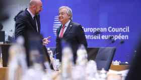 El presidente del Consejo Europeo, Charles Michel, conversa con el secretario general de la ONU, António Guterres, durante la reunión de este jueves en Bruselas