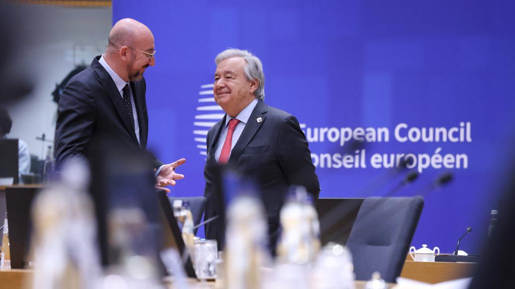 El presidente del Consejo Europeo, Charles Michel, conversa con el secretario general de la ONU, António Guterres, durante la reunión de este jueves en Bruselas