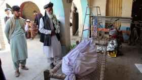 Imágenes tras el ataque suicida en un banco en Afganistán.