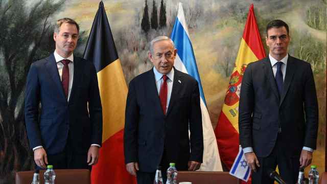 Benjamin Netanyahu, escoltado por el belga De Croo y el español Pedro Sánchez.