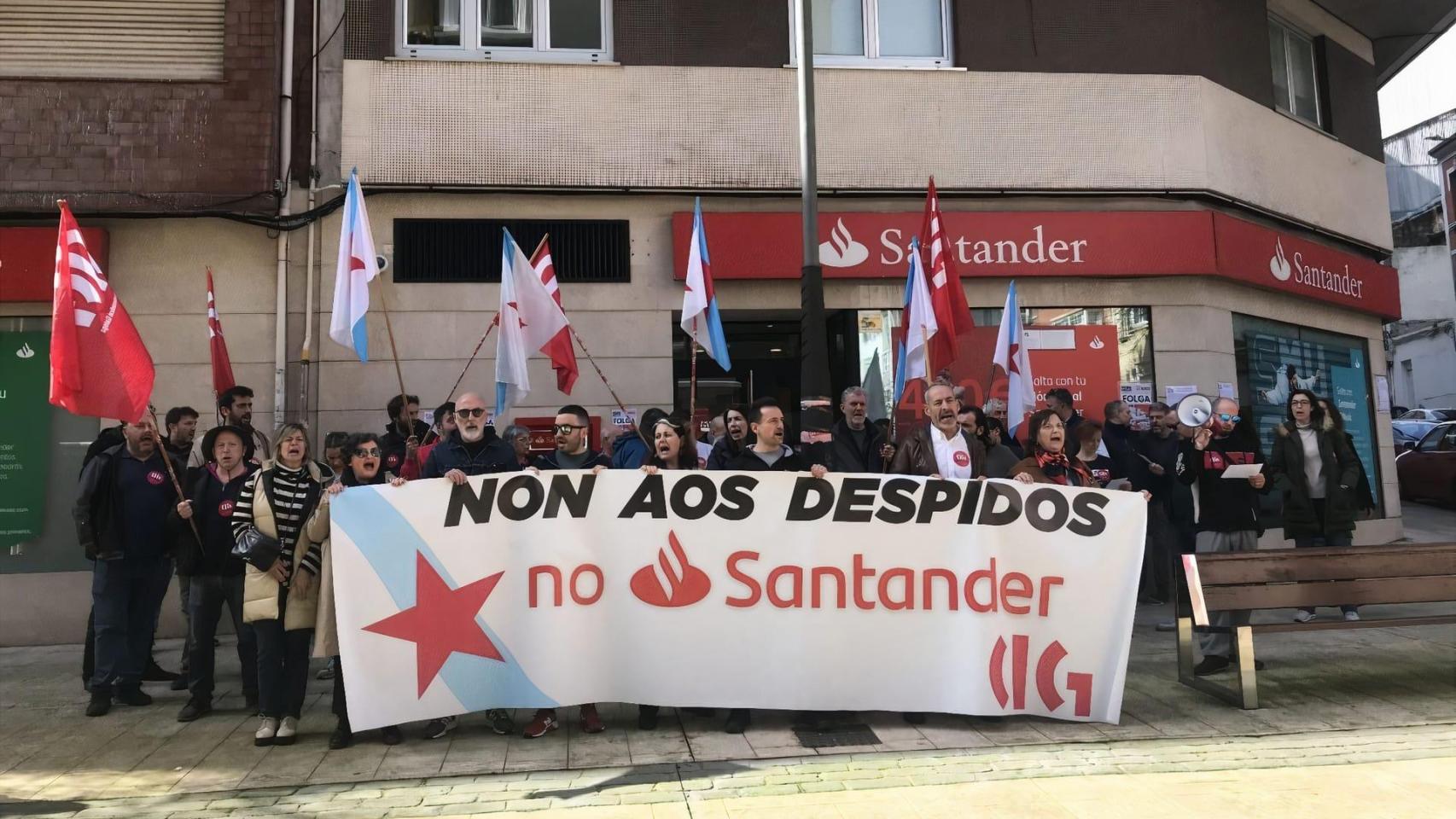 Concentración de delegados de la CIG frente a una oficina del Santander