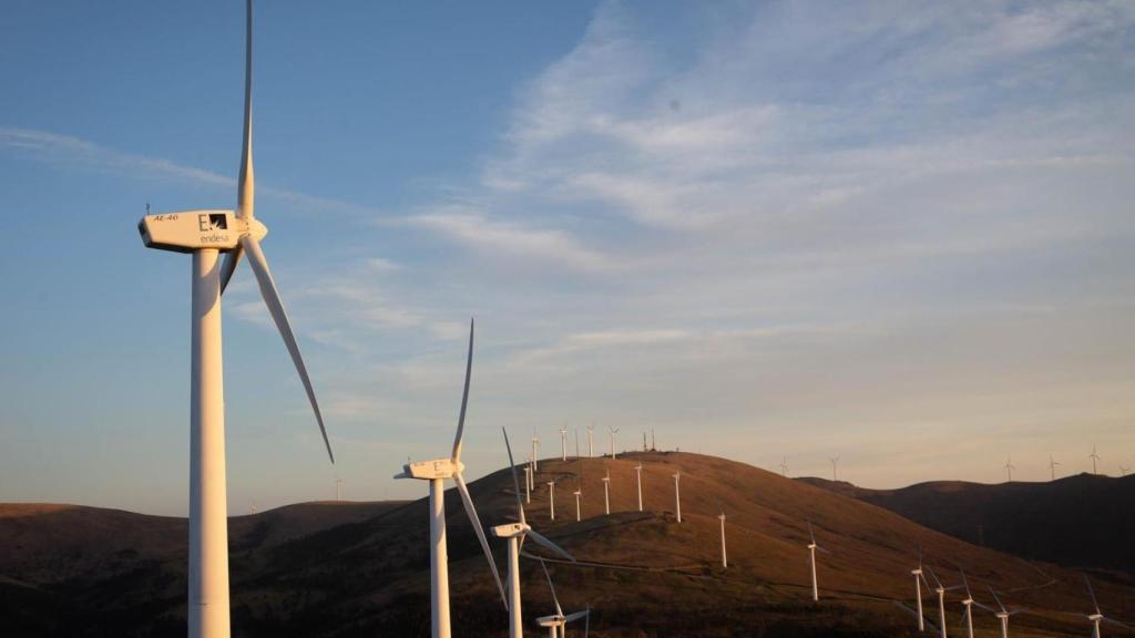 Varios aerogeneradores en el parque eólico de Vilachá, a 15 de marzo de 2024, en Lugo, Galicia (España).