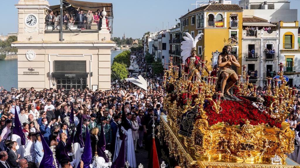 El misterio de La Estrella, a su paso por el Puente de Triana de ida.