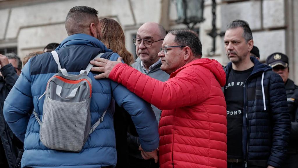 Julián, junto a las víctimas del incendio, en el minuto de silencio oficial