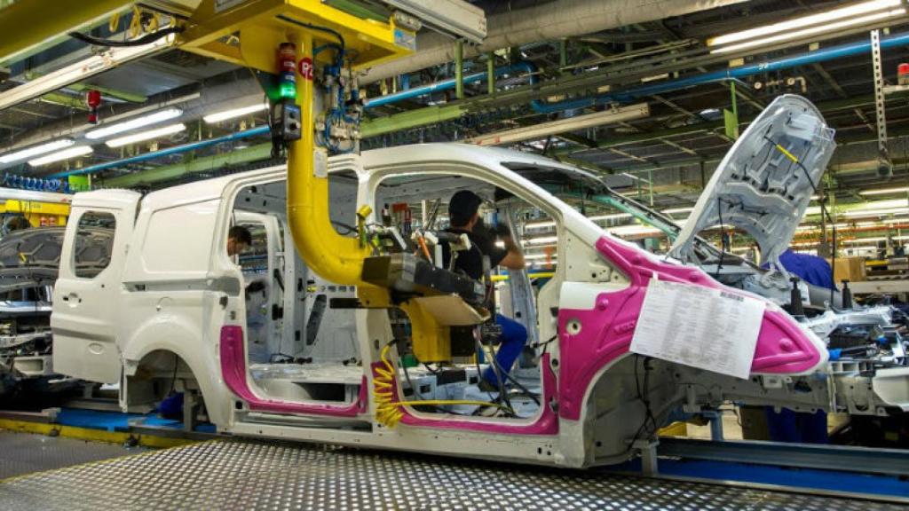 Furgoneta 'Connect', en al línea de montaje de Ford Almussafes. EE
