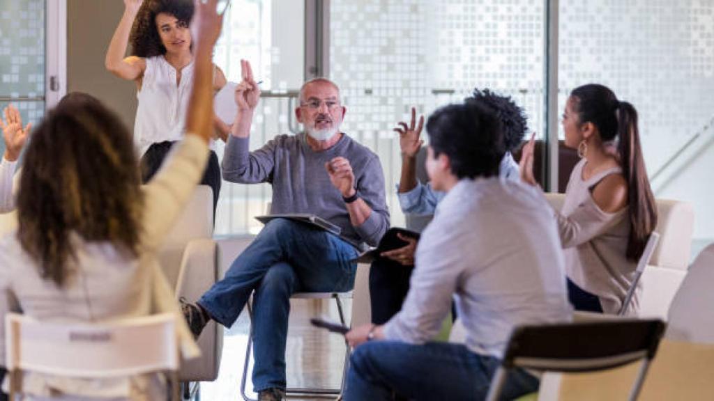 Unos vecinos realizando una junta