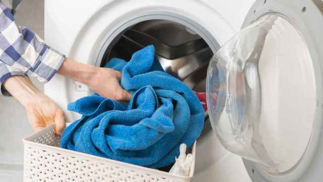 El truco para que la ropa no salga con olor a humedad de la lavadora.