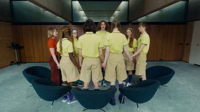La profesora (Mia Wasikowska) en una clase con los alumnos de 'Club Zero', dirigida por Jessica Hausner