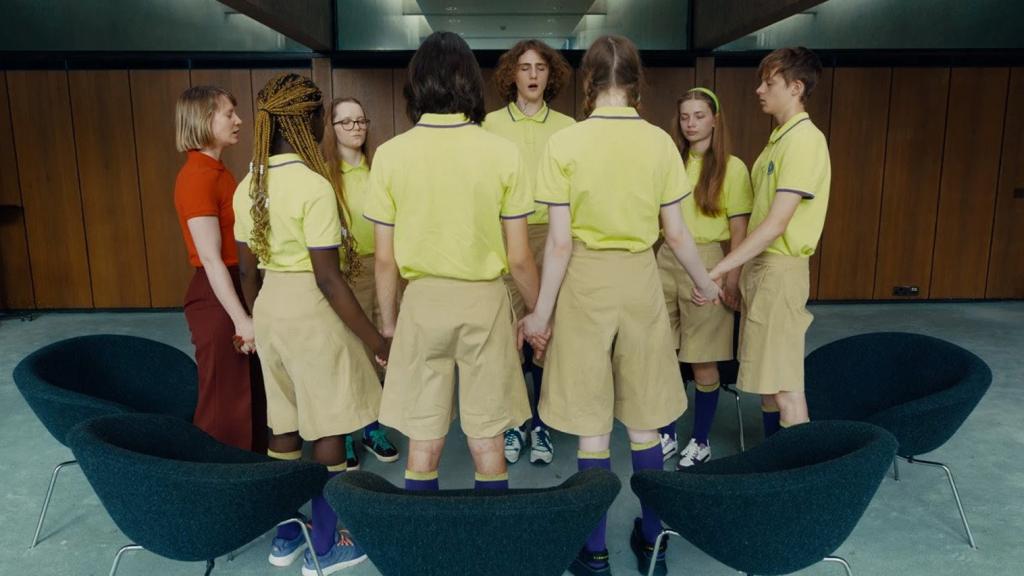 La profesora (Mia Wasikowska) en una clase con los alumnos de 'Club Zero', dirigida por Jessica Hausner