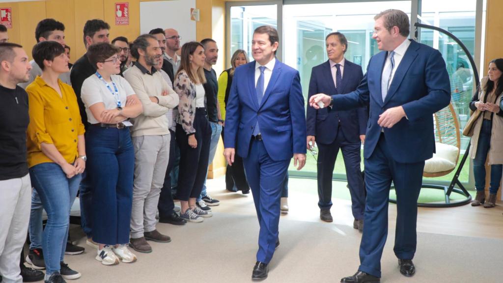 Alfonso Fernández Mañueco y Carlos García Carbayo son recibidos en el centro de Global Exchange