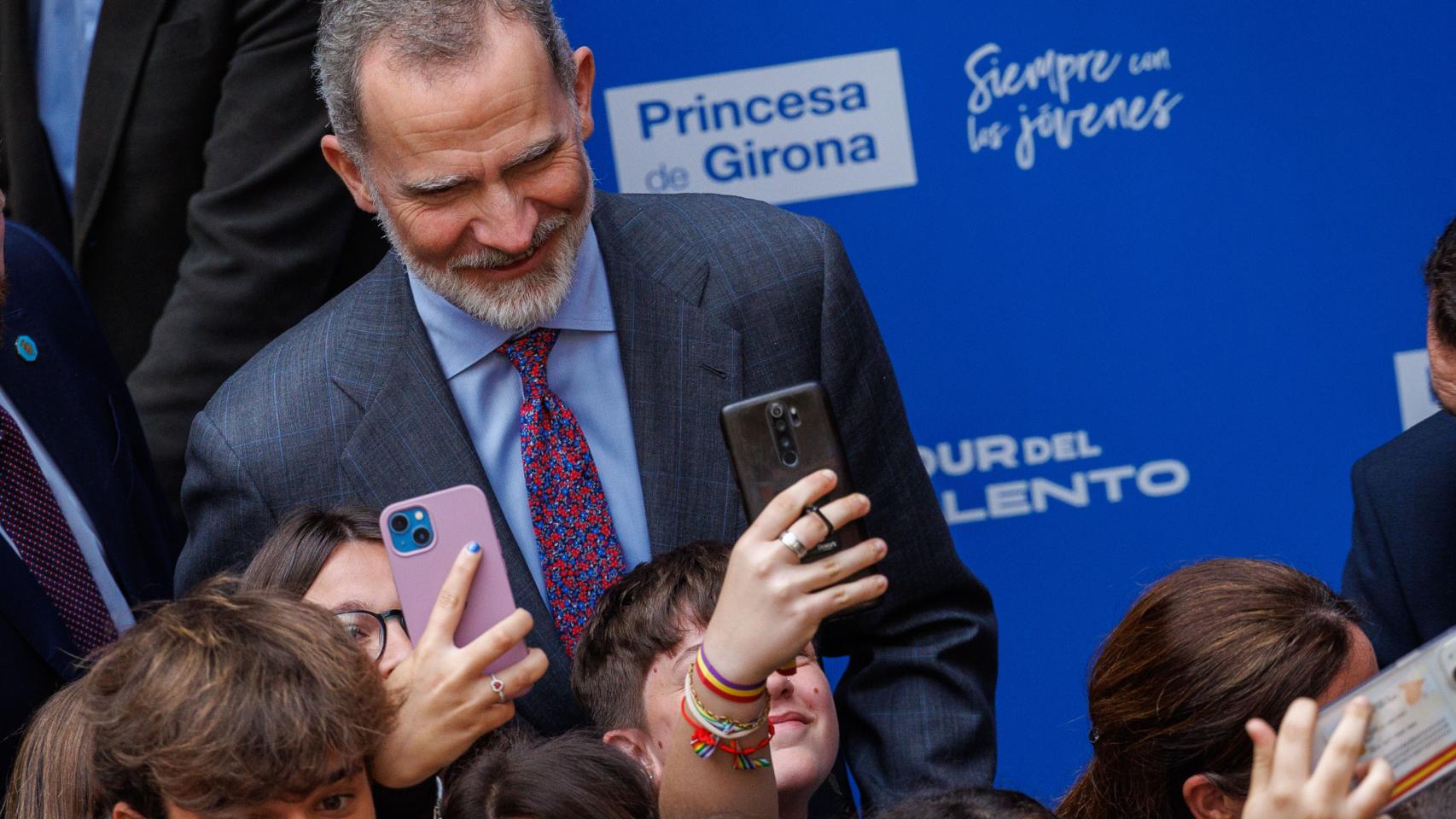 Felipe VI, el pasado 20 de marzo, en Cádiz, haciéndose una foto con un ciudadano que porta una bandera republicana.