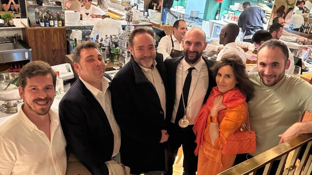 De derecha a izquierda, el chef ejecutivo Daniel Merino, la propietaria Marta Fernández, el sumiller Alejandro Luceno, junto a tres invitados a la inauguración de Las Bridas este miércoles 20 de marzo.