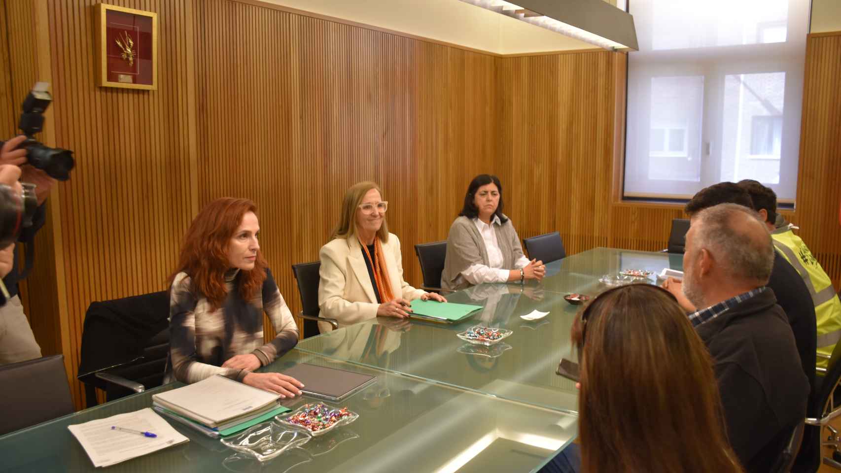 Reunión de la presidenta de la CHD, María Jesús Lafuente, en una reunión con las OPAS
