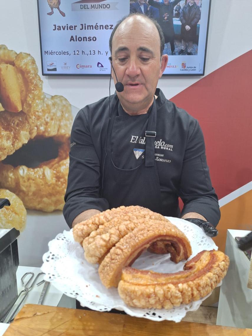 Javier Jiménez posa con sus torreznos en el concurso