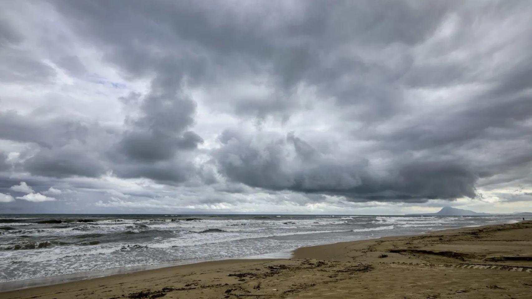 Nubes sobre la playa de Miramar (Valencia), en una imagen de archivo. Efe/Natxo Francés