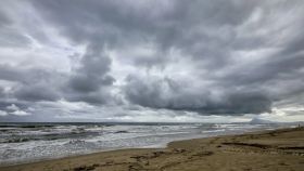 Nubes sobre la playa de Miramar (Valencia), en una imagen de archivo. Efe/Natxo Francés
