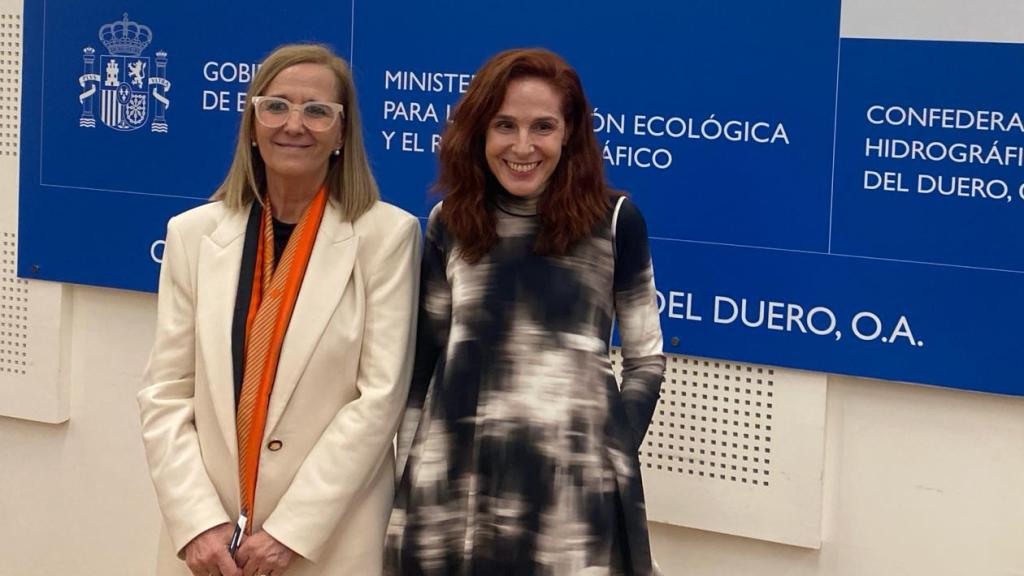La presidenta de la CHD, María Jesús Lafuente, y la comisaria de Aguas, Diana Martín, atendiendo a los medios