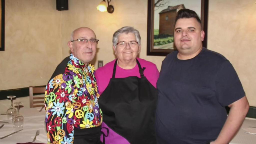 Roberto junto a sus padres