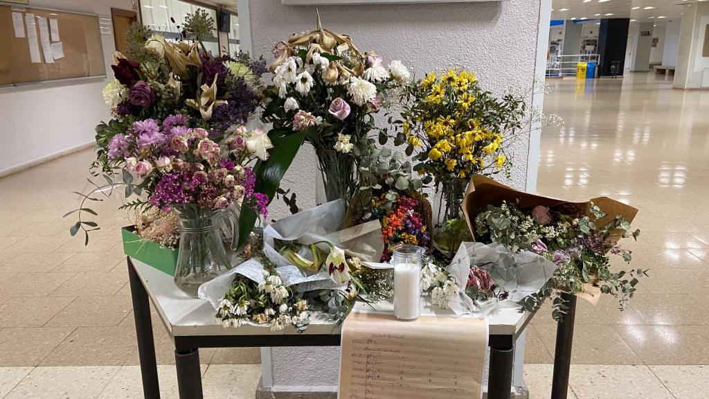 El altar de flores en el interior de la universidad.