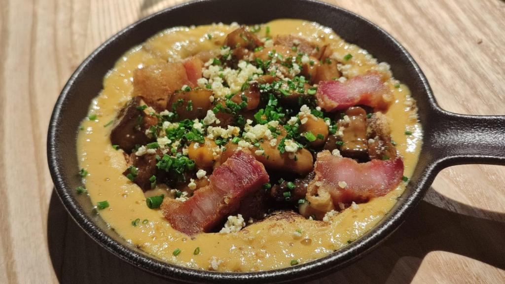 Sarteneko de hongos a la brasa, torreznos crujientes y crema esponjosa de huevo y patata.