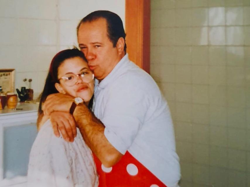 Paco Arévalo junto a su hija Nuria en una fotografía antigua publicada en las redes sociales del cómico.