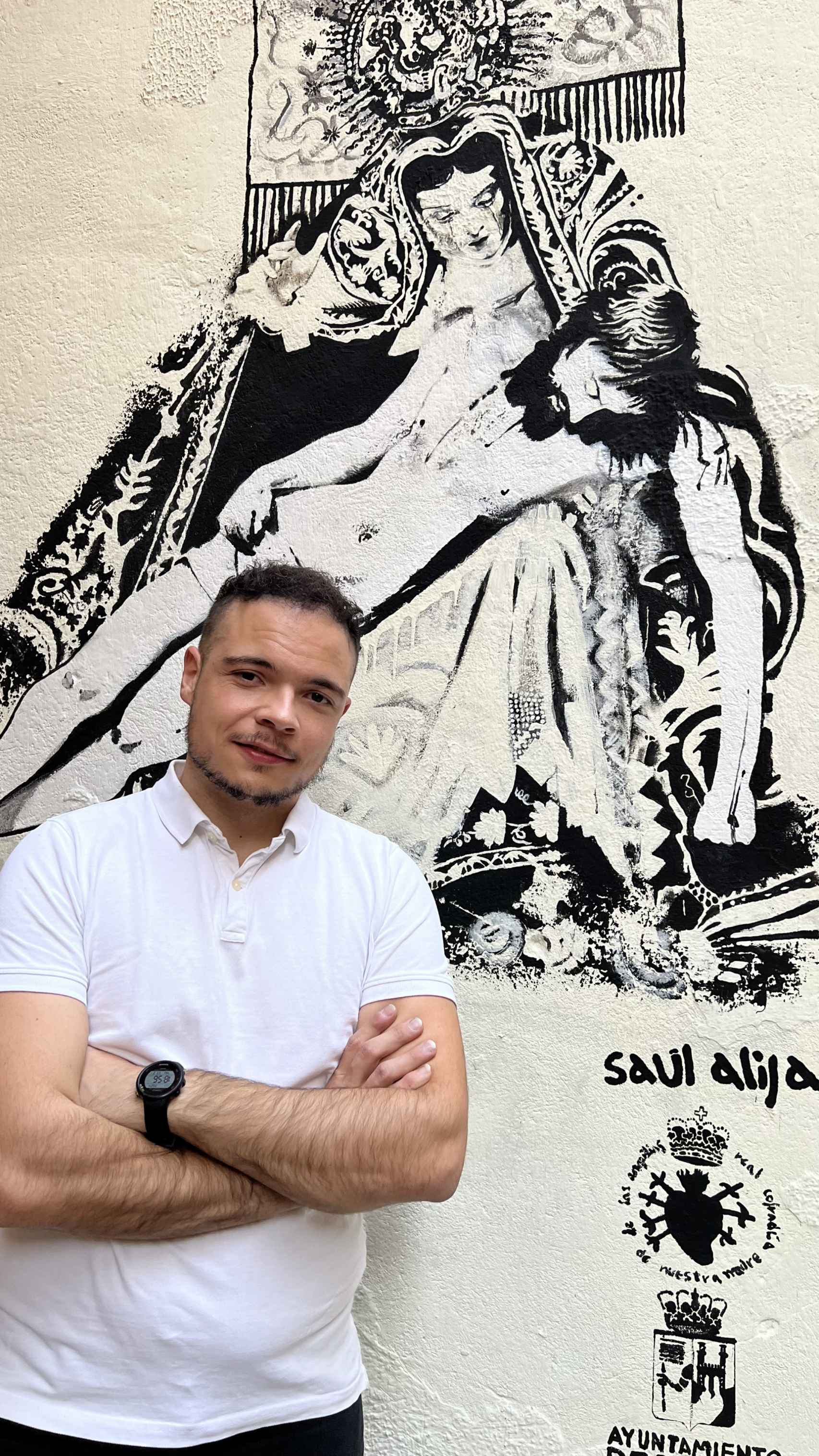 Saúl Alija con el mural a Nuestra Madre de las Angustias