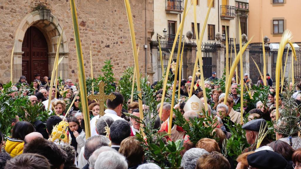 Los ciudadanos arropando a uno de los pasos