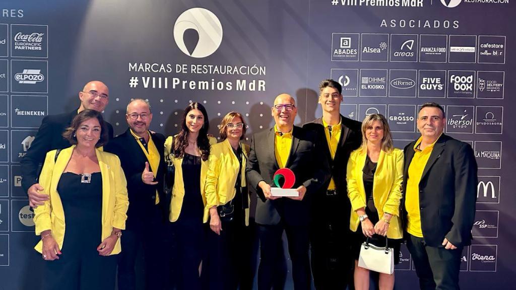 Fernando Alayeto, en el centro, recibiendo uno de los premios más prestigiosos de restauración.