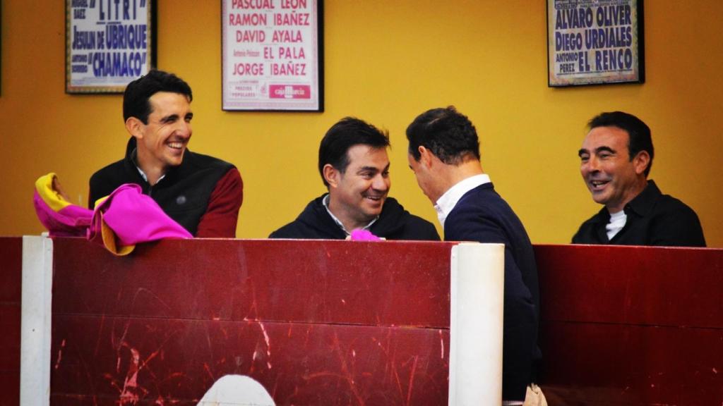 Enrique Ponce, feliz, junto a tres amigos, en Yecla, en la citada finca, el pasado mes de enero.