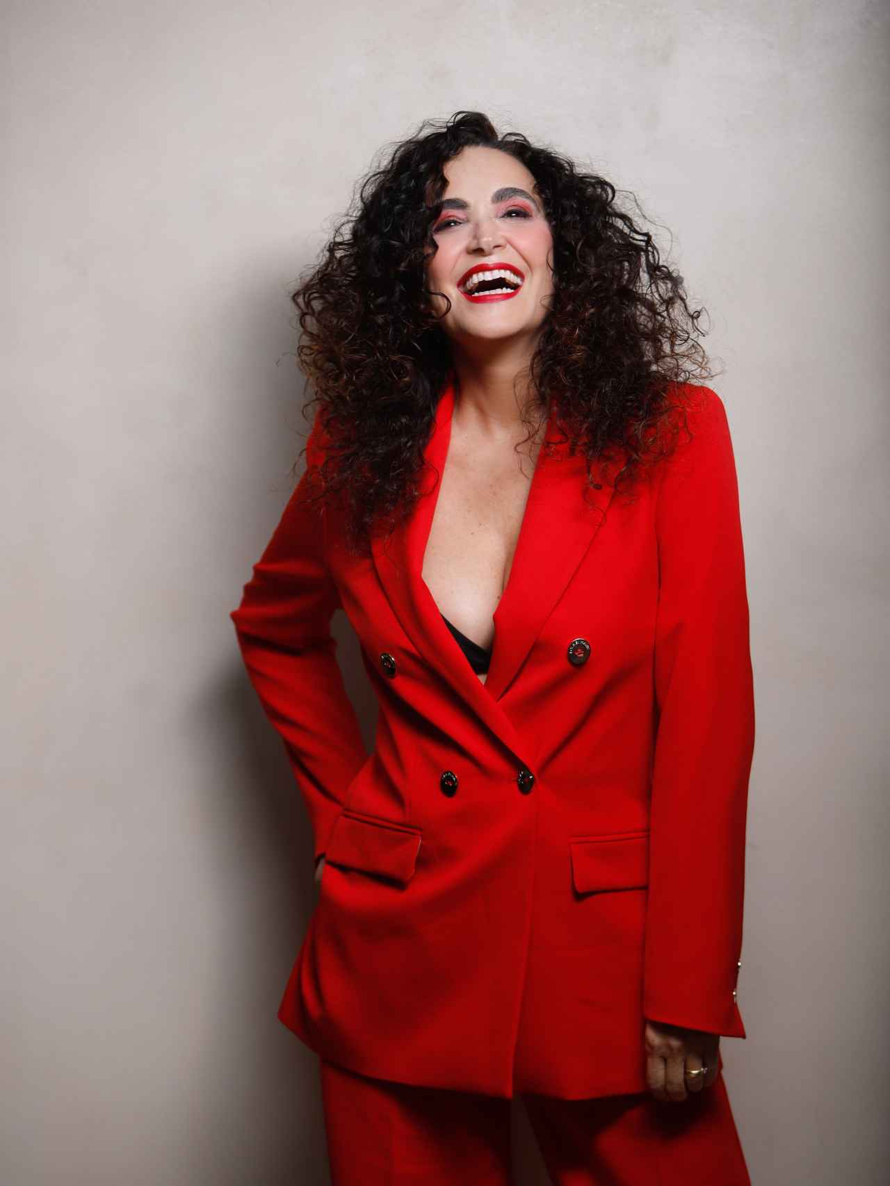 Cristina Rodriguez con traje rojo de Lola Casademunt