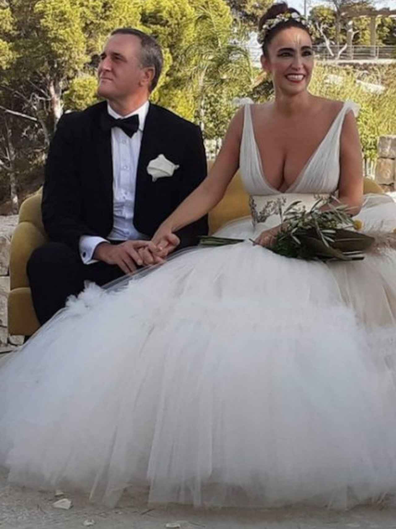 La estilista Cristina Rodríguez junto a su marido, el empresario Raúl García, el día de su boda.
