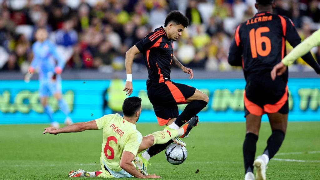 Mikel Merino trata de arrebatar un balón.