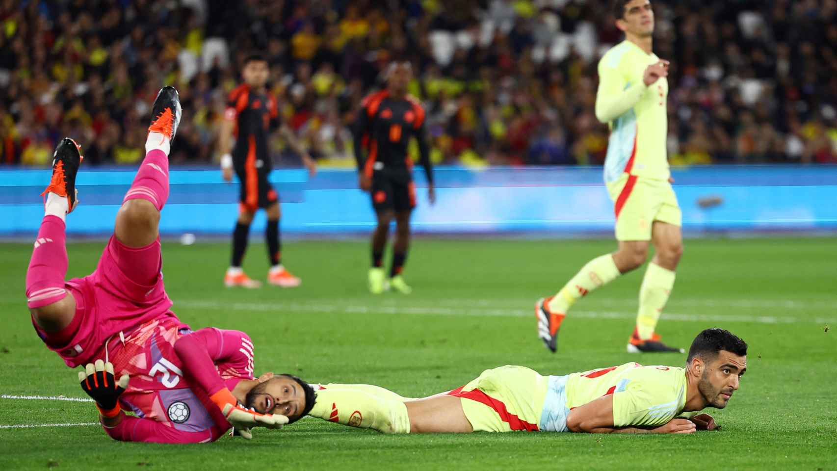 Merino y Vargas, en el suelo durante el partido entre España y Colombia.
