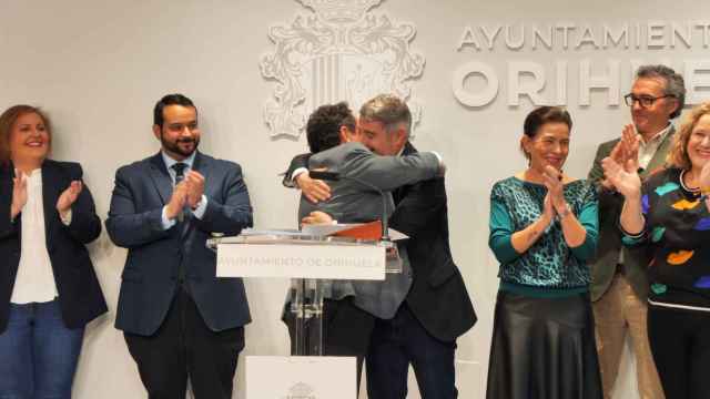 Abrazo tras la Junta de Gobierno en la que se aprobaron los presupuestos de Orihuela.