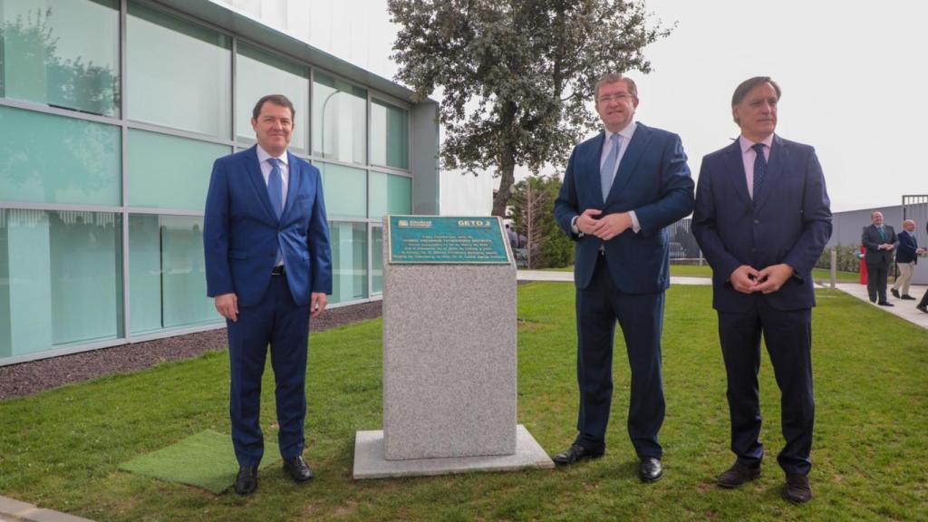 Alfonso Fernández Mañueco, presidente de la Junta de Castilla y León, junto a Isidoro Alanís, CEO de Global Exchange, y Carlos García Carbayo, alcalde de Salamanca