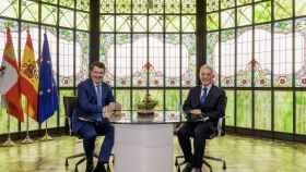 El presidente de la Junta, Alfonso Fernández Mañueco, y el expresidente de Colombia Álvaro Uribe, durante su reunión de este viernes en la Casa Lis de Salamanca.