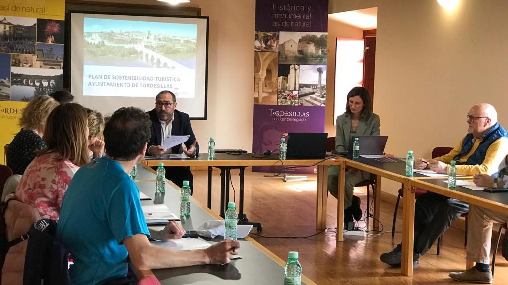 El alcalde de Tordesillas, Miguel Ángel Oliveira; la concejal de Turismo, Susana Santiago; la técnico de la empresa Symbiosis Consultores, María Lanao; y representantes de entidades y agentes vinculados al Turismo en el municipio