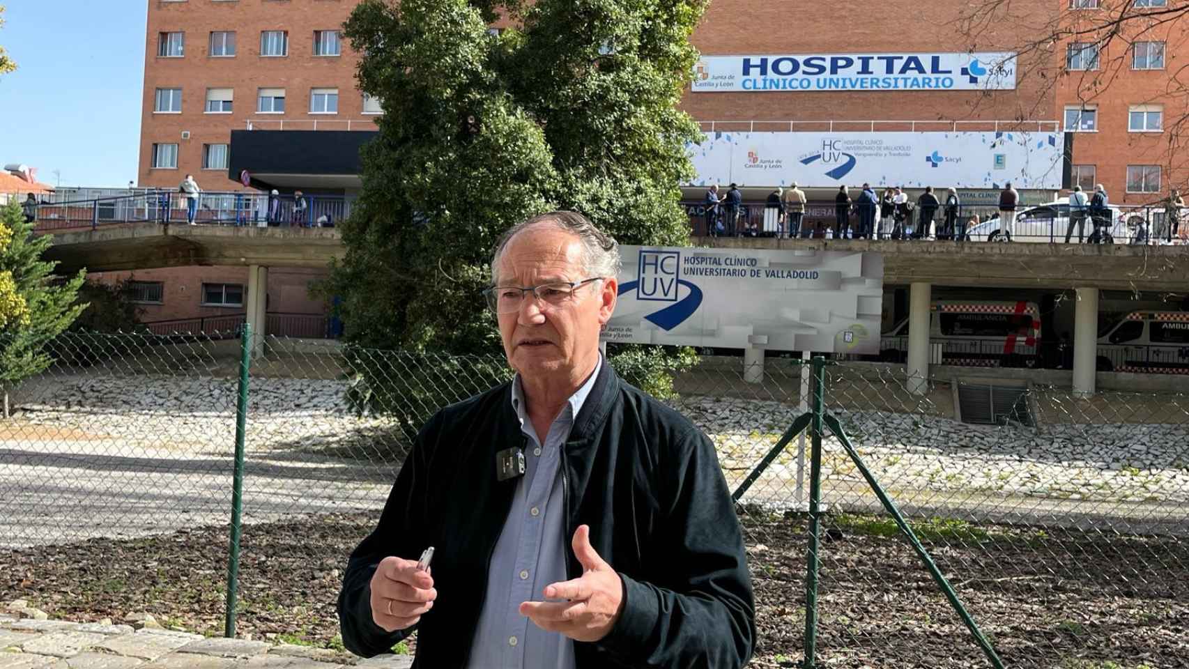 El doctor y también concejal socialista José Antonio Otero este viernes ante el Hospital Clínico de Valladolid
