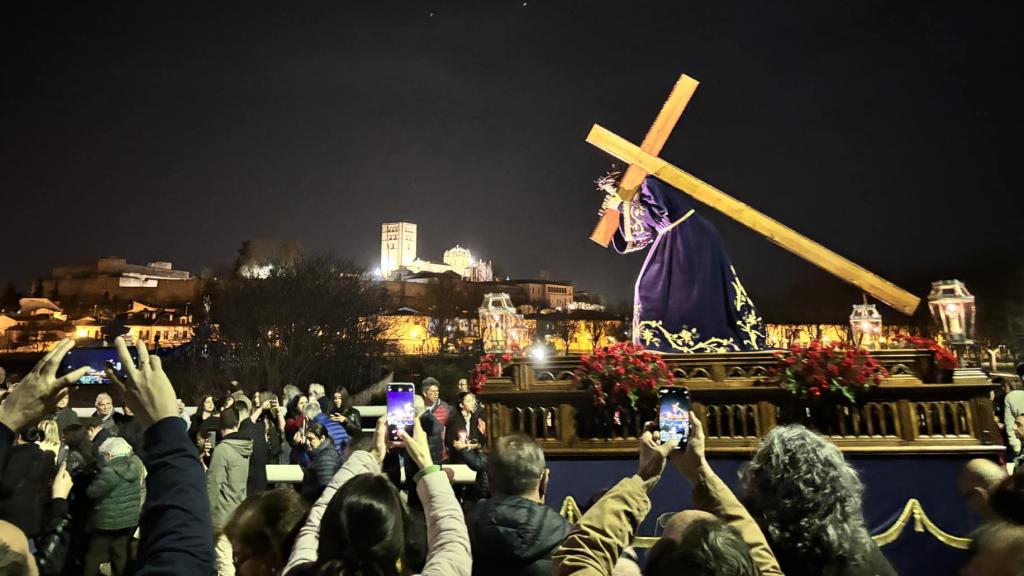 El Nazareno de San Frontis cruza el río Duero por el puente de los Poetas
