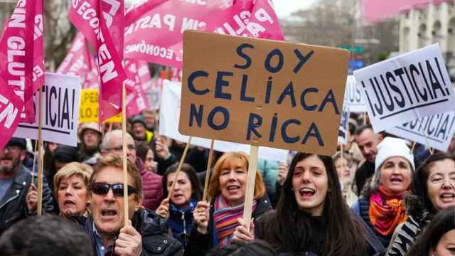Más de 3.000 celíacos se manifiestan en Madrid bajo el lema sin gluten y sin pasta.