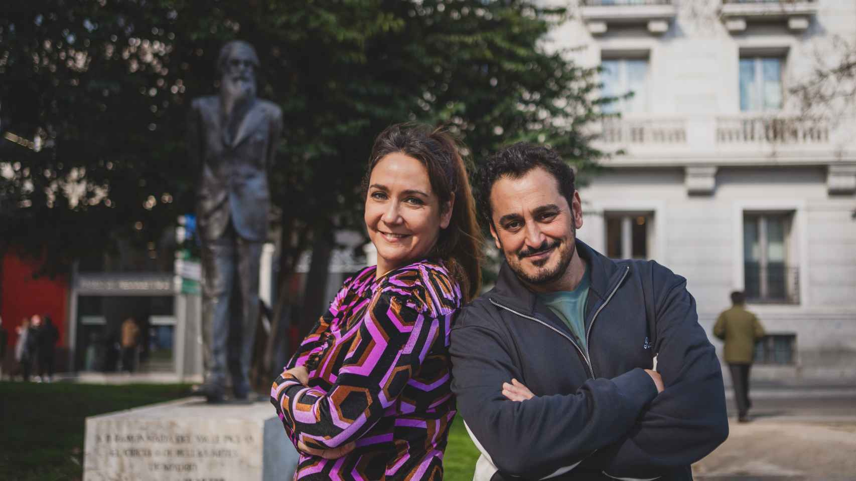 Carolina África y Gabriel Olivares posan junto a la estatua de Valle-Inclán, en Madrid. Foto: Sara Fernández