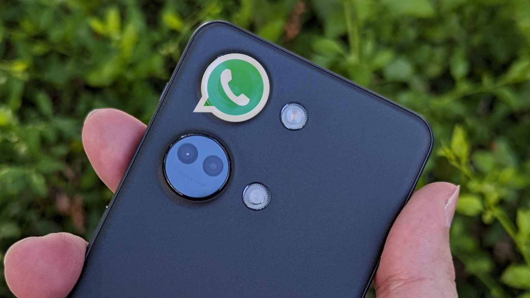 Cámara de un móvil con el icono de WhatsApp