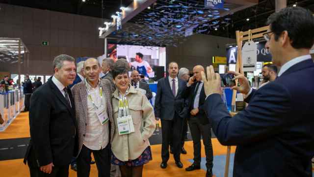 Emiliano García-Page se hace fotos en Barcelona, con el vicepresidente José Manuel Caballero al mando del selfie